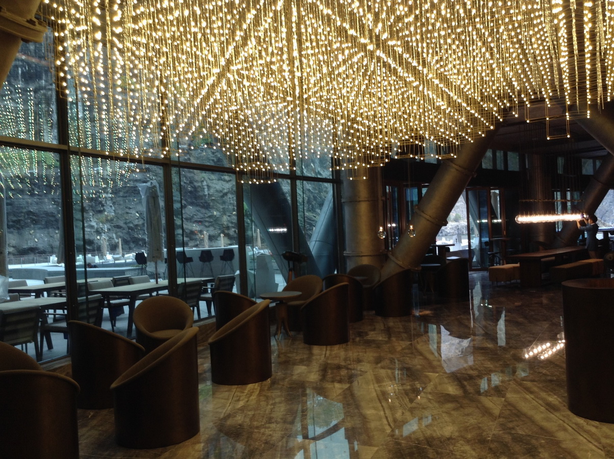上海佘山世茂深坑洲际酒店建筑设计 / JADE + QA