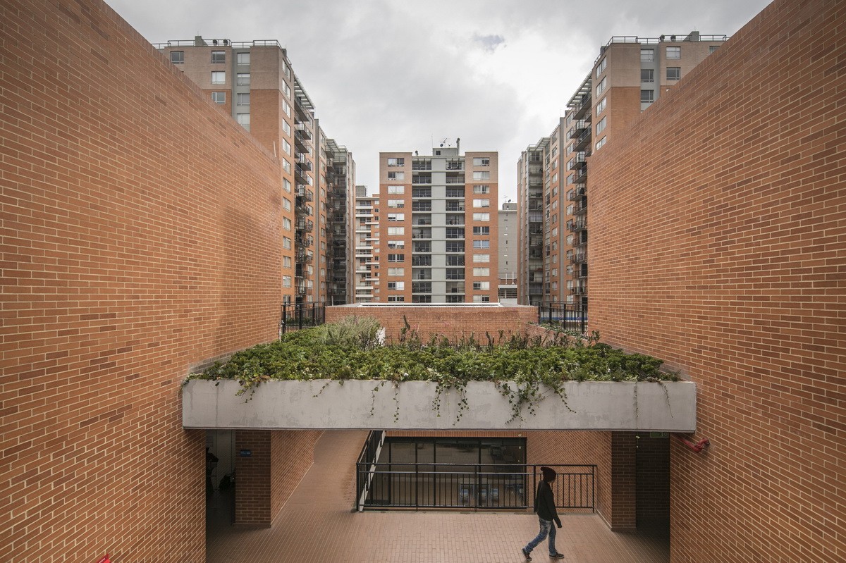 庭院中的学校，学校中的庭院——哥伦比亚中小学建筑设计/FP Arquitectura