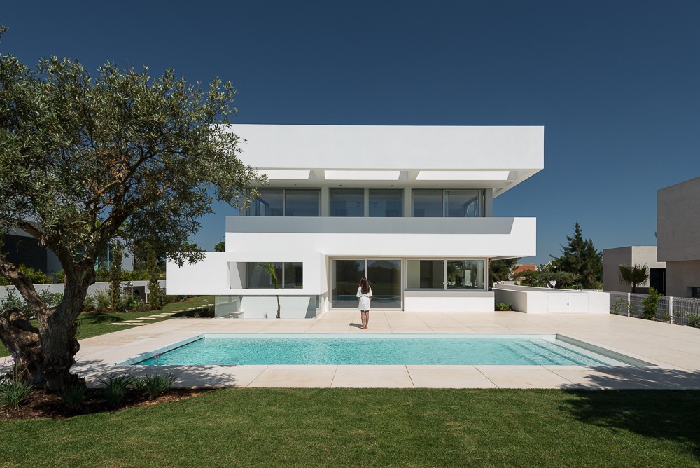 葡萄牙白色极简独立住宅建筑设计/corpo atelier