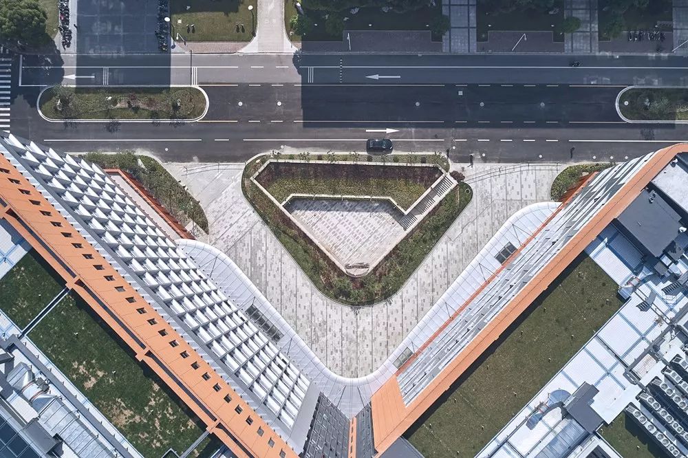 上海现代交通工程中心建筑设计 / 同济大学设计院