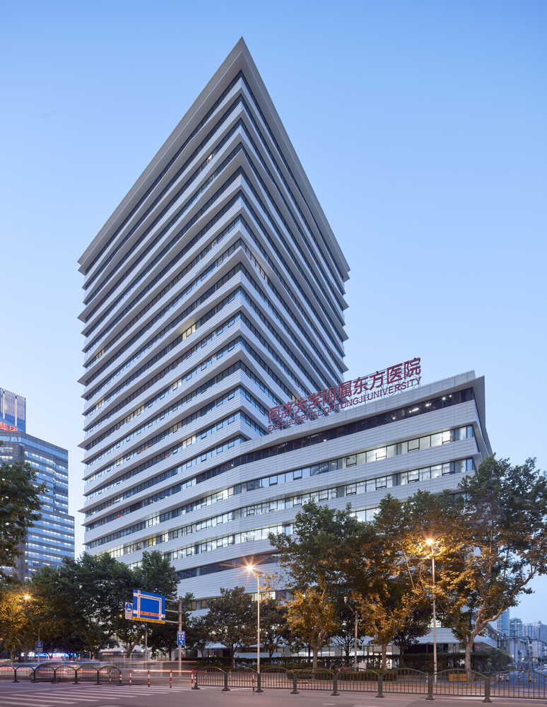 上海同济大学附属东方医院建筑设计 / Lemanarc SA