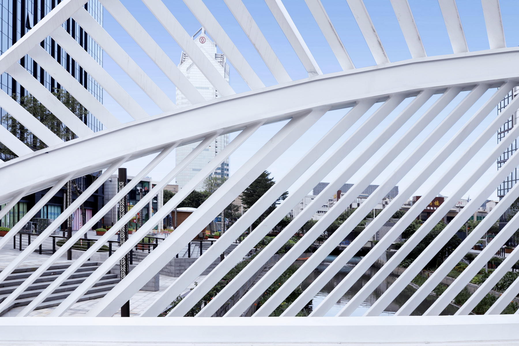 基盛万科中央公园-虹之桥 摄影作品 / 黑白灰建筑空间摄影
