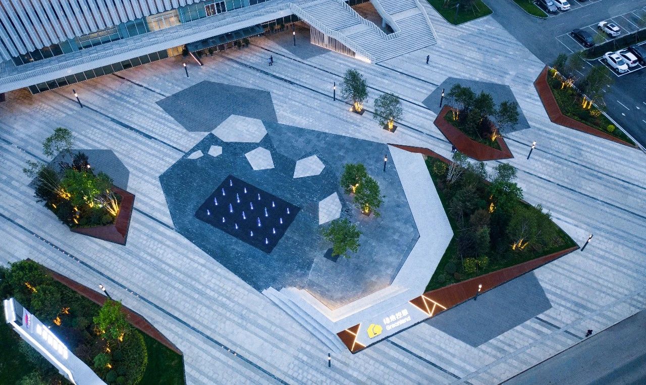 绿地东北亚国博城城市展厅 建筑设计 /  荷于景观