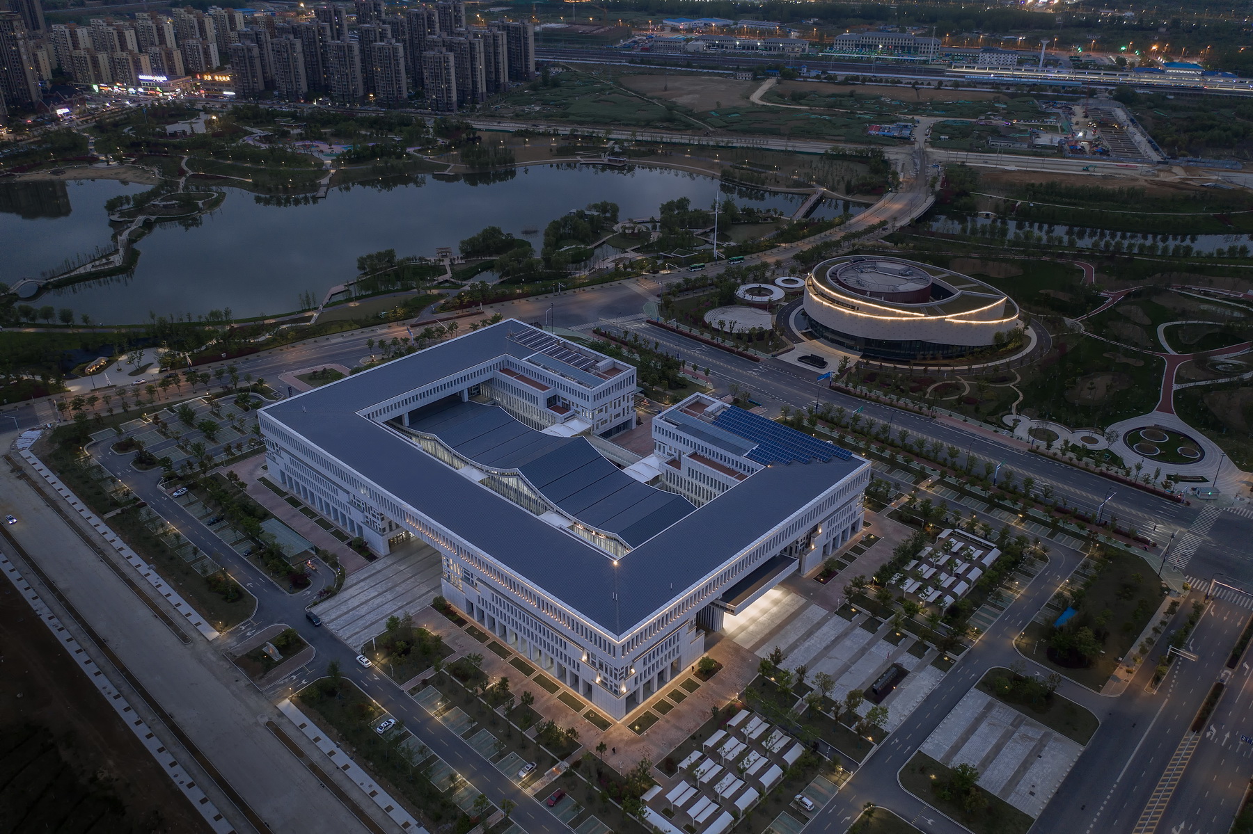 肥东县政务服务中心 建筑设计 /  上海华都建筑规划设计有限公司