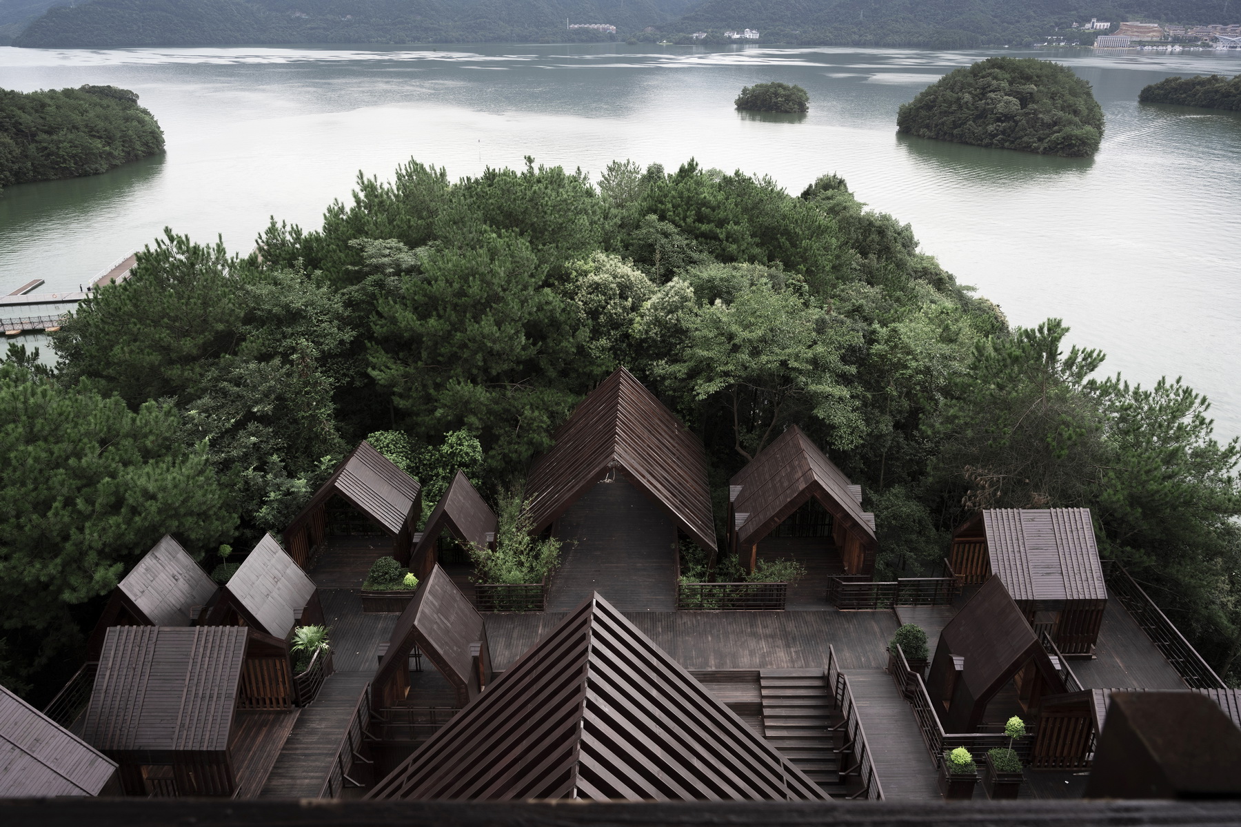 木屋小镇：岛屿 · 丛林 · 小木屋，九江 / 平介设计