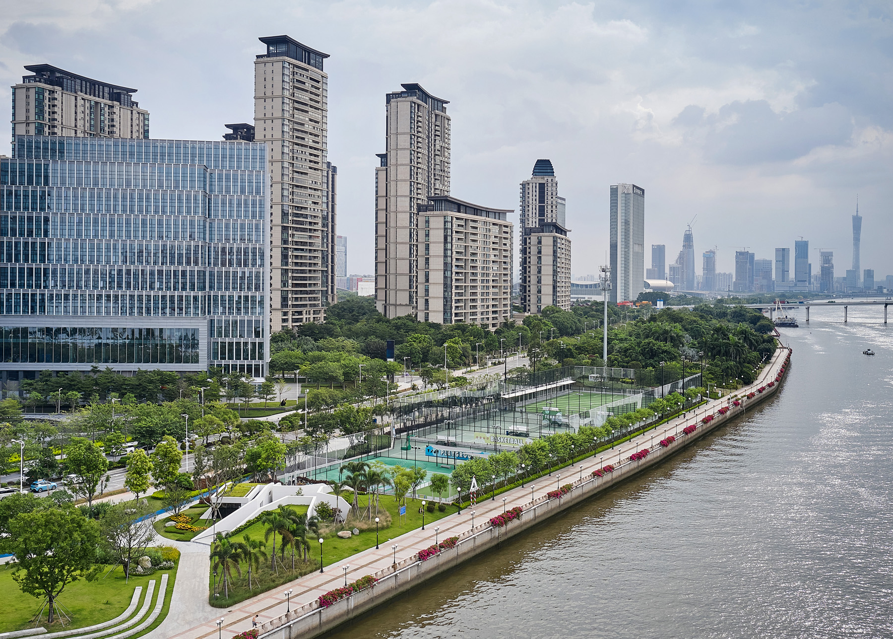 琶洲保利体育公园服务中心 建筑设计 / 上海间筑设计