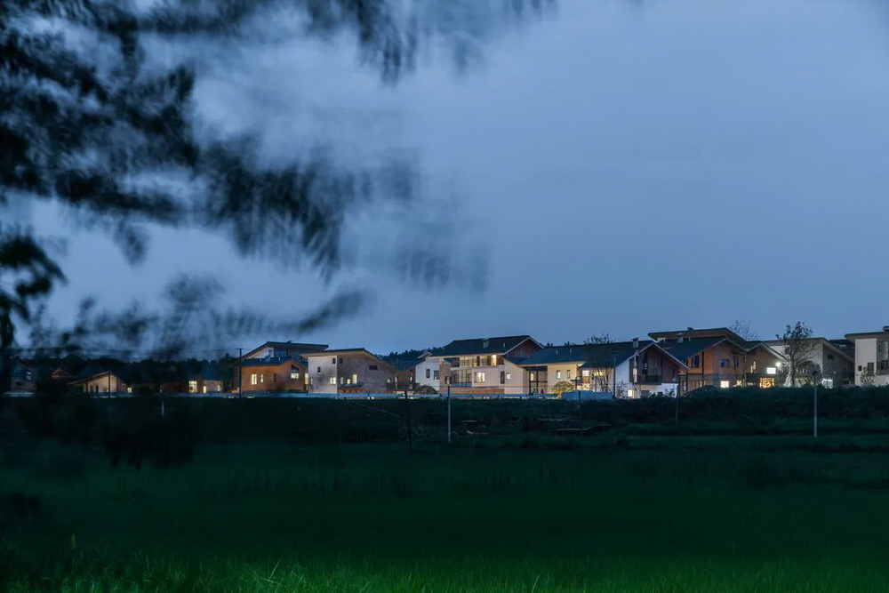 “共享屋檐”：汨罗近400户农村家庭的乡村安置聚落 建筑设计  /  造作建筑