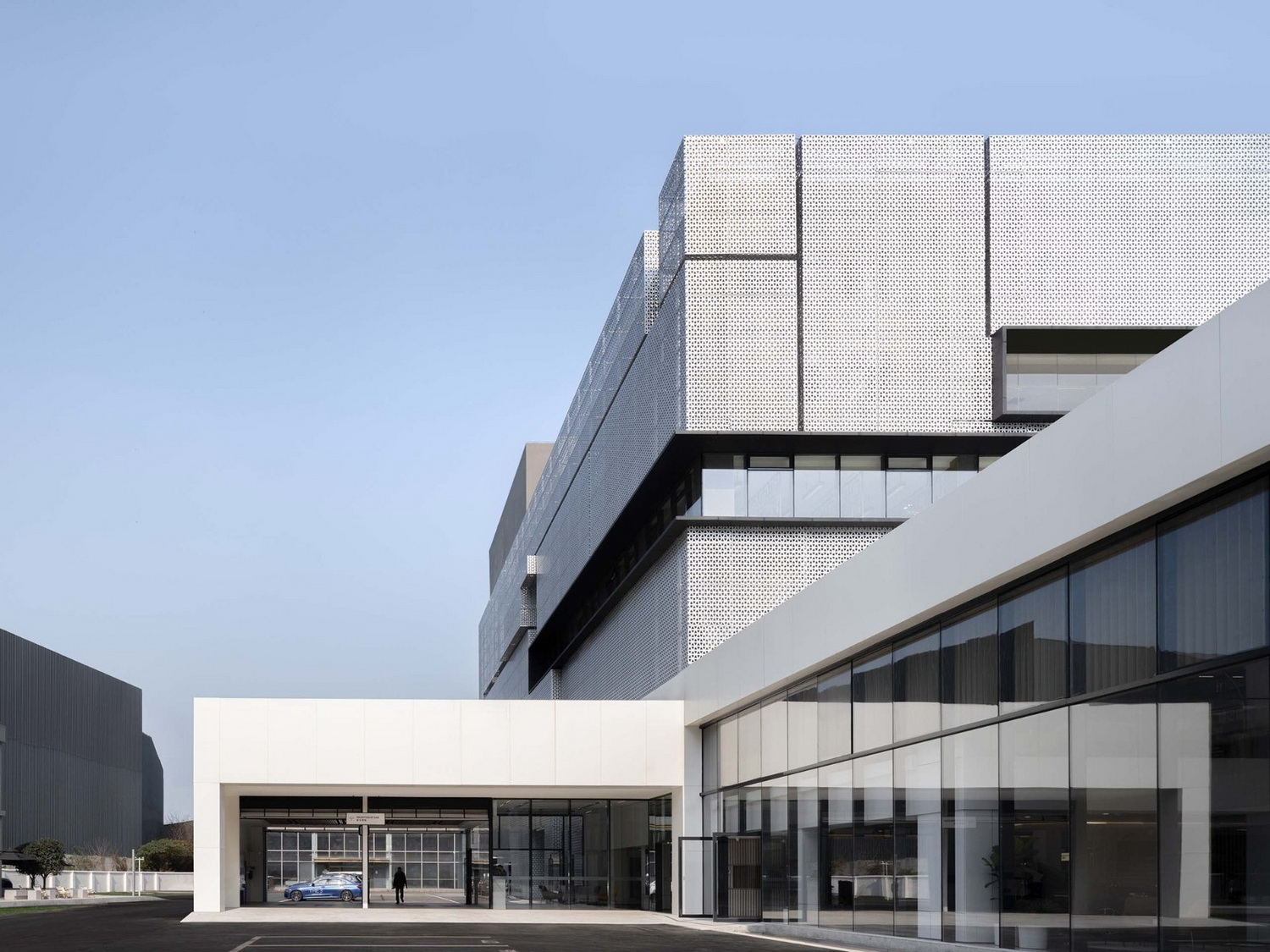 成都BMW宝马体验中心 建筑设计 / 朱海博建筑设计事务所