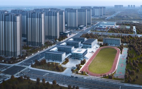 郑州航空港第八安置区配套中学暨郑州第130中学 建筑设计 / 上海联创设计集团