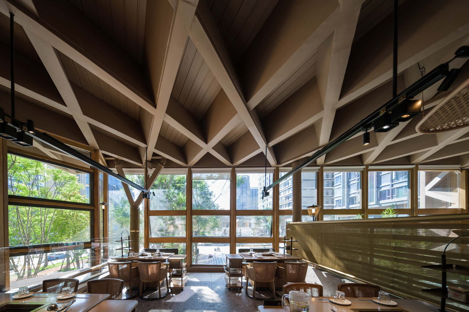 交子大道木屋顶餐厅 建筑设计 / 致野建筑