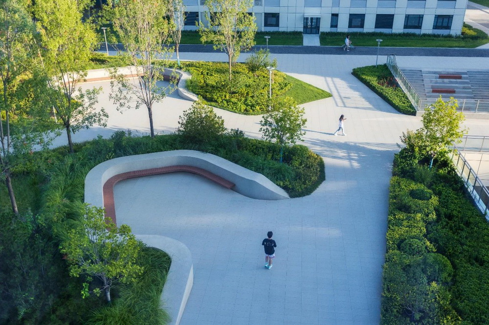 北京航空航天大学沙河校区  景观设计 / 易兰设计
