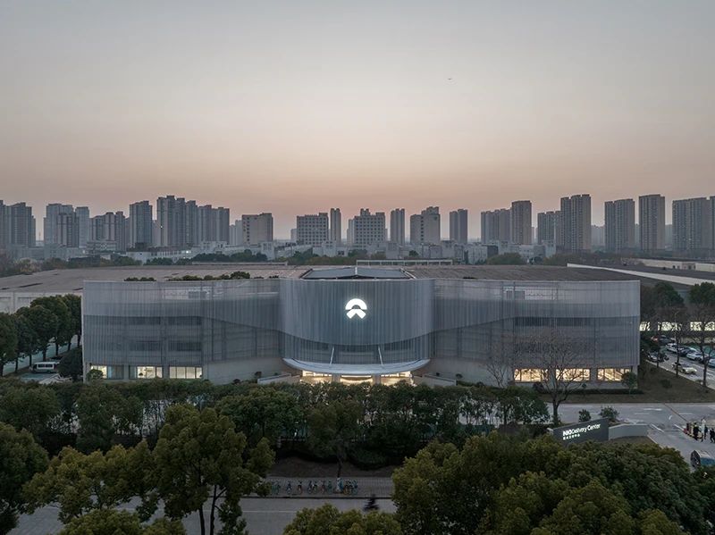 上海 蔚来交付中心 建筑立面改造设计+室内设计 /  Kokaistudios